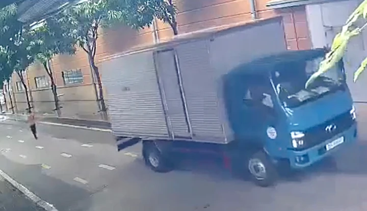 Xe tải lùi trong khuôn viên công ty, cán tử vong nữ công nhân 47 tuổi Xe tải lùi trong khuôn viên công ty, cán tử vong nữ công nhân 47 tuổi