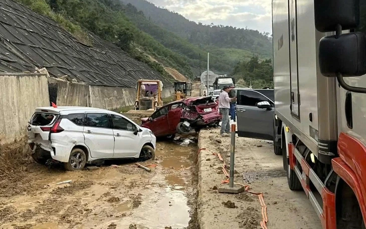 Xe tải tông liên hoàn 3 ô tô, 1 người chết tại chỗ Xe tải tông liên hoàn 3 ô tô, 1 người chết tại chỗ