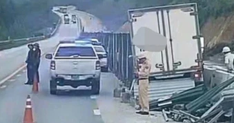 Xe tải tự đâm vào hàng rào tôn trên cao tốc, tài xế tử vong