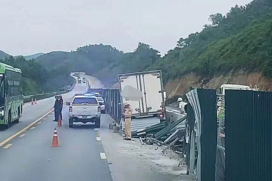 Xe tải tự đâm vào hàng rào tôn trên cao tốc, tài xế tử vong Xe tải tự đâm vào hàng rào tôn trên cao tốc, tài xế tử vong