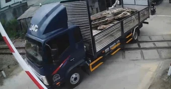 Xe tải vượt đường ray tông hỏng cần chắn, tài xế bị phạt 41,5 triệu đồng