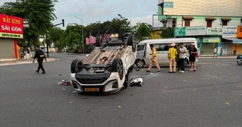 Xe trung chuyển tông taxi lật ngửa, 9 người nhập viện ở TPHCM