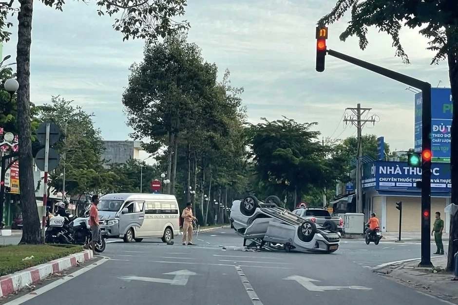 Xe trung chuyển tông taxi lật ngửa, 9 người nhập viện ở TPHCM Xe trung chuyển tông taxi lật ngửa, 9 người nhập viện ở TPHCM