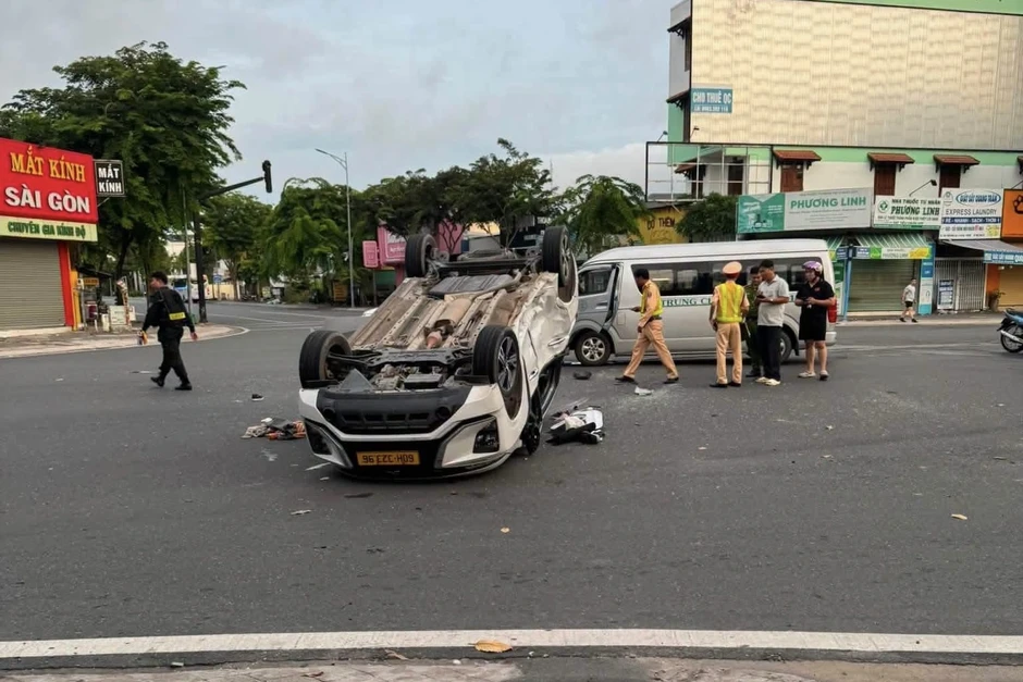 Xe trung chuyển tông taxi lật ngửa, 9 người nhập viện ở TPHCM Xe trung chuyển tông taxi lật ngửa, 9 người nhập viện ở TPHCM
