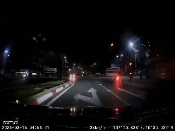 Xe trung chuyển tông taxi lật ngửa, 9 người nhập viện ở TPHCM Xe trung chuyển tông taxi lật ngửa, 9 người nhập viện ở TPHCM