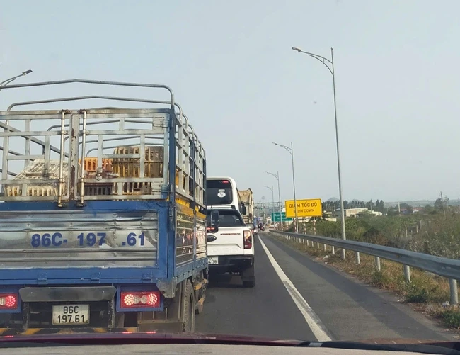 Xe xếp hàng dài vì lỗi kỹ thuật trạm thu phí trên cao tốc Phan Thiết – Dầu Giây Xe xếp hàng dài vì lỗi kỹ thuật trạm thu phí trên cao tốc Phan Thiết – Dầu Giây