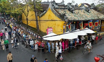 Xếp hàng gần một km chờ sờ tượng ngựa cầu may ở Hội An