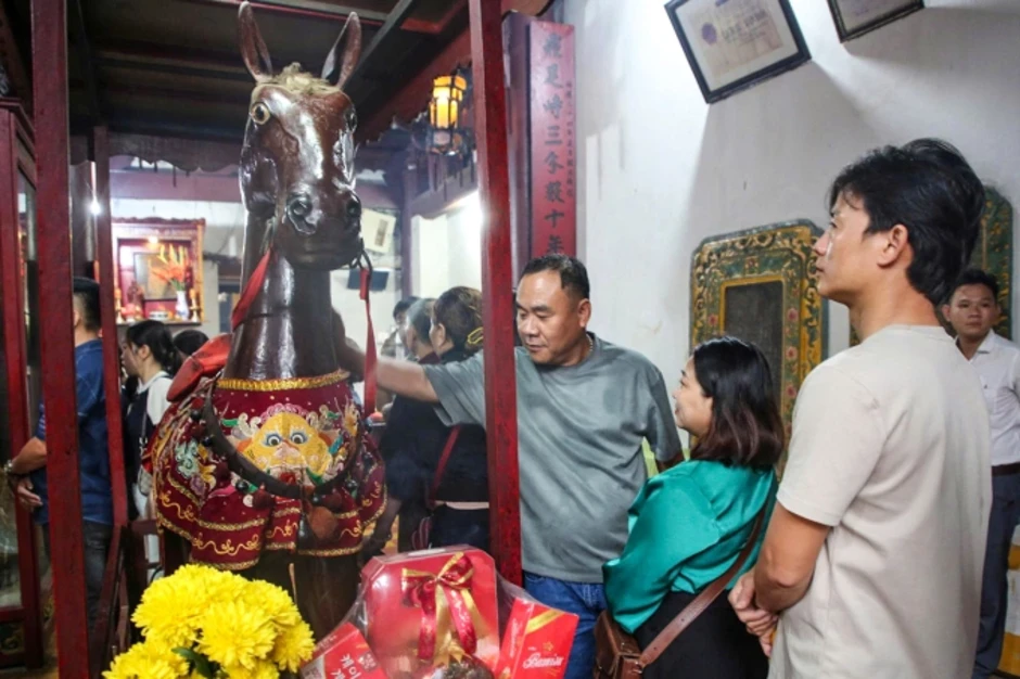 Xếp hàng gần một km chờ sờ tượng ngựa cầu may ở Hội An Xếp hàng gần một km chờ sờ tượng ngựa cầu may ở Hội An