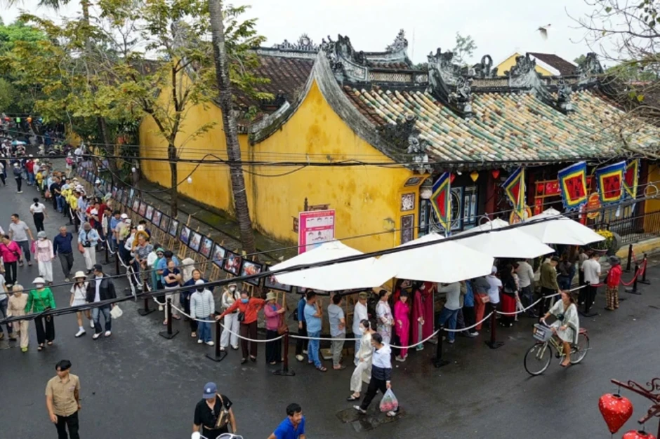 Xếp hàng gần một km chờ sờ tượng ngựa cầu may ở Hội An Xếp hàng gần một km chờ sờ tượng ngựa cầu may ở Hội An