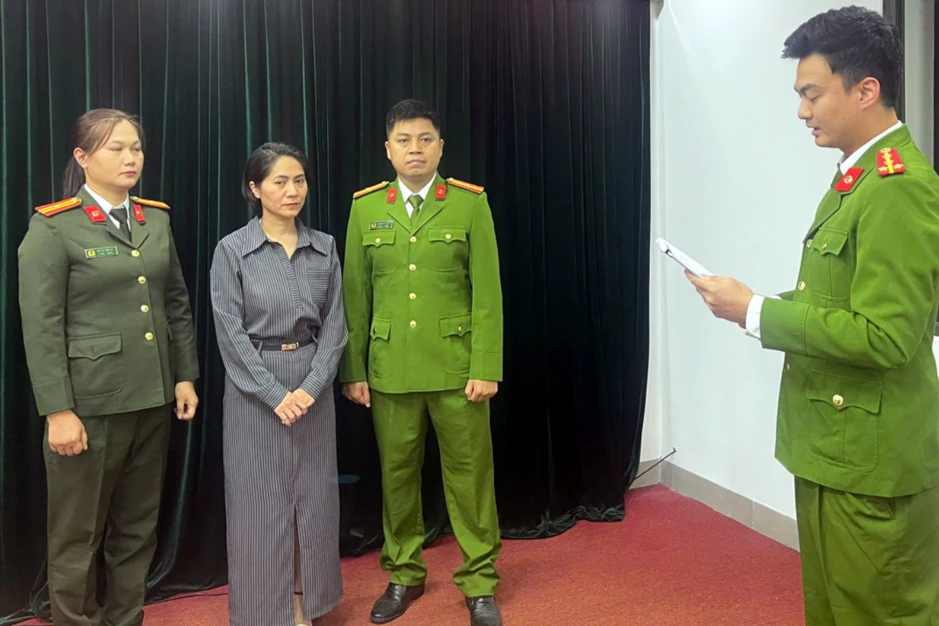 Xét xử nữ giám đốc tổ chức show 'Về đây bốn cánh chim trời' Xét xử nữ giám đốc tổ chức show 'Về đây bốn cánh chim trời'