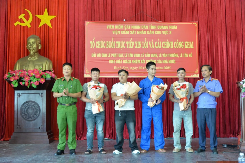 Xin lỗi công khai 5 người bị truy tố oan 'cướp tài sản' sau hơn 10 năm Xin lỗi công khai 5 người bị truy tố oan 'cướp tài sản' sau hơn 10 năm
