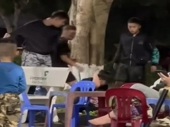 Xôn xao clip nam thanh niên bị nhóm người đánh tới tấp tại công viên