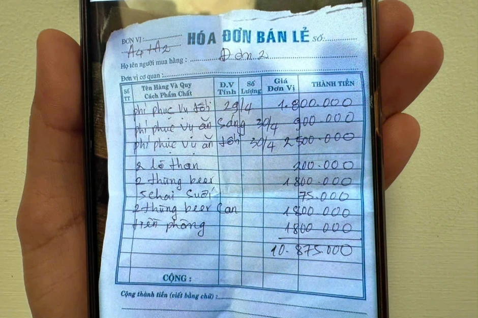 Xôn xao hóa đơn thùng bia 900.000 đồng, phụ phí hơn 5 triệu đồng Xôn xao hóa đơn thùng bia 900.000 đồng, phụ phí hơn 5 triệu đồng