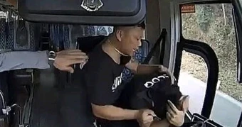 Xông lên xe đánh tới tấp tài xế vì cho rằng đậu xe trước cổng nhà ngày Tết