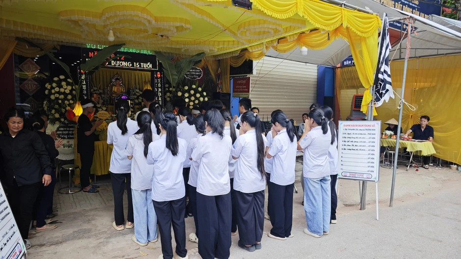 Xót xa 4 đám tang trên một con phố ở Thái Nguyên sau vụ tai nạn xe khách: "Toàn các cháu nhỏ, thương lắm..." Xót xa 4 đám tang trên một con phố ở Thái Nguyên sau vụ tai nạn xe khách: "Toàn các cháu nhỏ, thương lắm..."