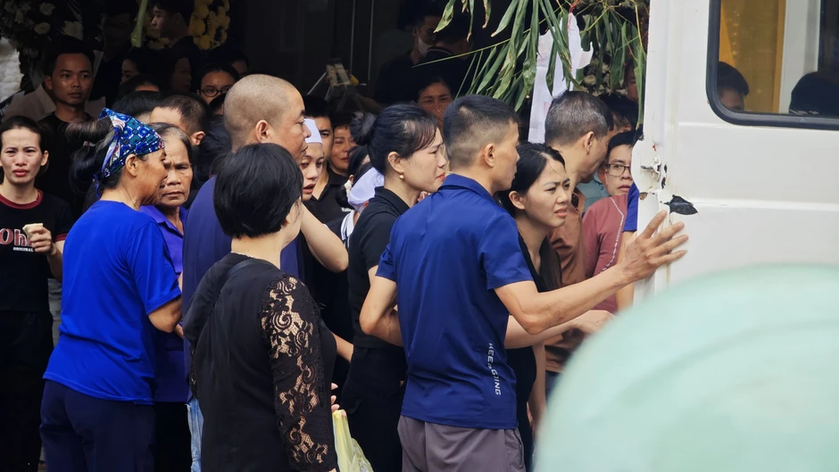 Xót xa 4 đám tang trên một con phố ở Thái Nguyên sau vụ tai nạn xe khách: "Toàn các cháu nhỏ, thương lắm..." Xót xa 4 đám tang trên một con phố ở Thái Nguyên sau vụ tai nạn xe khách: "Toàn các cháu nhỏ, thương lắm..."
