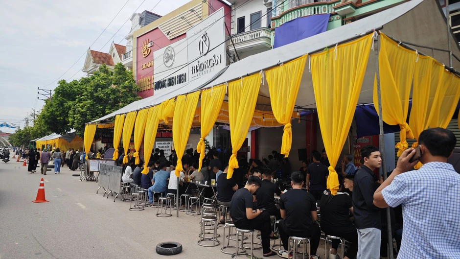 Xót xa 4 đám tang trên một con phố ở Thái Nguyên sau vụ tai nạn xe khách: "Toàn các cháu nhỏ, thương lắm..." Xót xa 4 đám tang trên một con phố ở Thái Nguyên sau vụ tai nạn xe khách: "Toàn các cháu nhỏ, thương lắm..."
