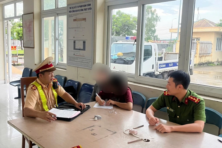 Xử lý nữ sinh lớp 9 dùng chân lái xe máy điện ở Quảng Ninh Xử lý nữ sinh lớp 9 dùng chân lái xe máy điện ở Quảng Ninh