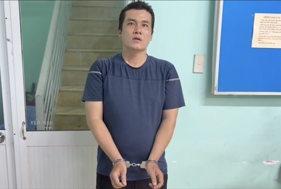 Xử lý tài xế xe ôm công nghệ rút gậy 3 khúc, lao vào đánh người ở TPHCM Xử lý tài xế xe ôm công nghệ rút gậy 3 khúc, lao vào đánh người ở TPHCM