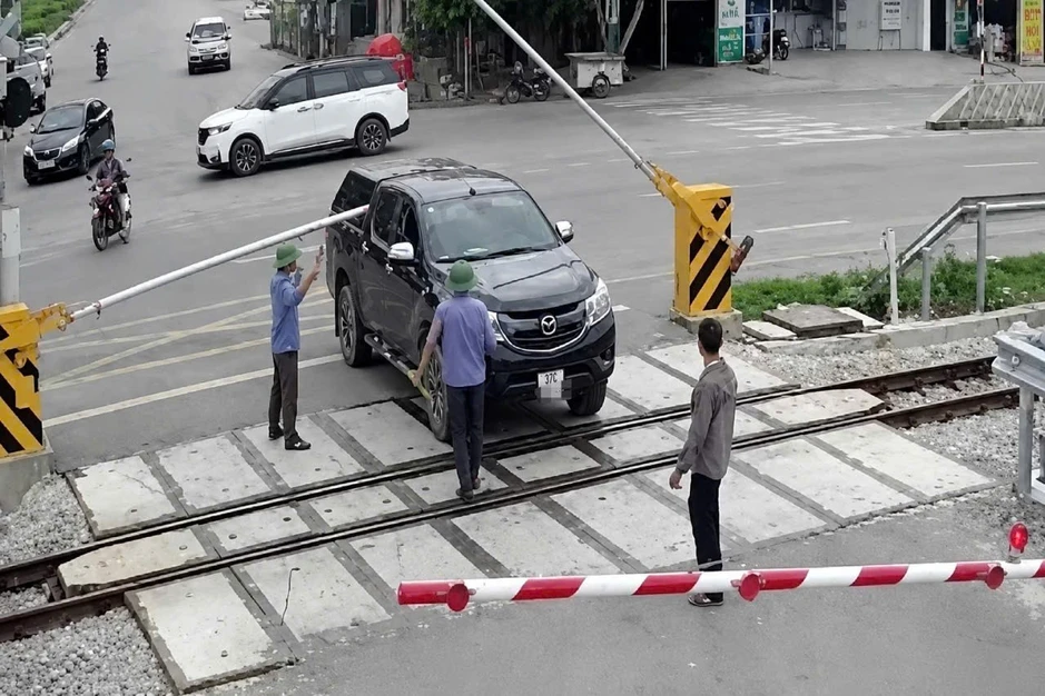 Xử phạt 19 triệu đồng, tước giấy phép lái xe nữ tài xế vượt rào chắn đường sắt Xử phạt 19 triệu đồng, tước giấy phép lái xe nữ tài xế vượt rào chắn đường sắt