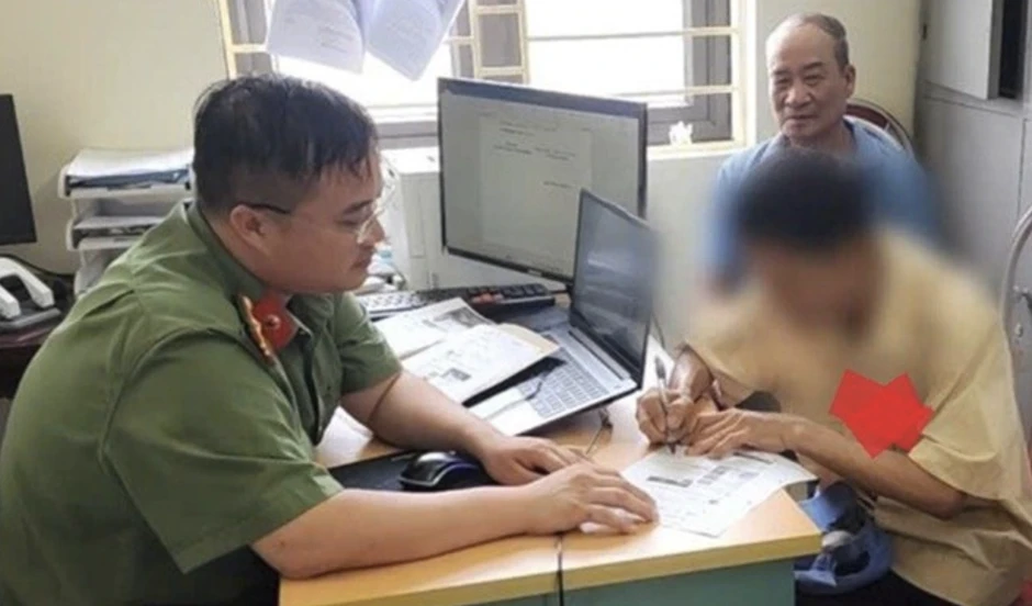 Xử phạt 2 đối tượng xúc phạm công an trên mạng xã hội Xử phạt 2 đối tượng xúc phạm công an trên mạng xã hội