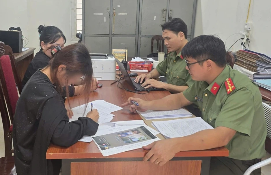 Xử phạt cô gái lên TikTok xúc phạm người phụ nữ ở Hà Nội Xử phạt cô gái lên TikTok xúc phạm người phụ nữ ở Hà Nội