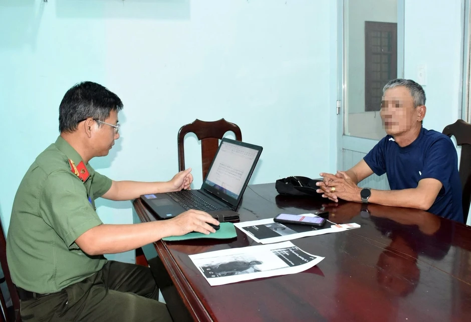 Xử phạt người đàn ông ở TPHCM đăng tin sai sự thật, quy chụp công an 'bảo kê' Xử phạt người đàn ông ở TPHCM đăng tin sai sự thật, quy chụp công an 'bảo kê'