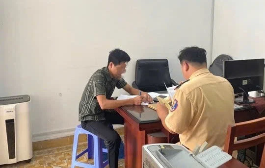 Xử phạt tài xế mở cửa ô tô bất cẩn gây tai nạn giao thông nghiêm trọng Tại TPHCM Xử phạt tài xế mở cửa ô tô bất cẩn gây tai nạn giao thông nghiêm trọng Tại TPHCM