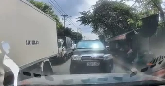 Xử phạt tài xế ô tô chạy 'lấn làn' ở xã Bình Chánh
