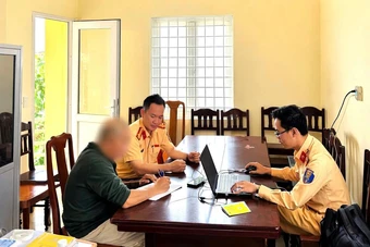 Xử phạt tài xế ô tô dừng, tiến lùi bất thường giữa đường phố Quảng Trị