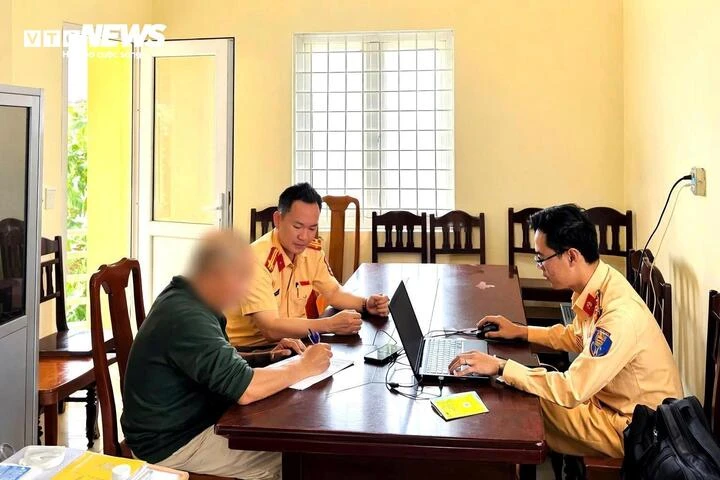 Xử phạt tài xế ô tô dừng, tiến lùi bất thường giữa đường phố Quảng Trị Xử phạt tài xế ô tô dừng, tiến lùi bất thường giữa đường phố Quảng Trị