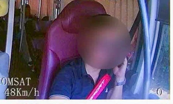 Xử phạt tài xế xe khách vừa lái xe vừa dùng điện thoại