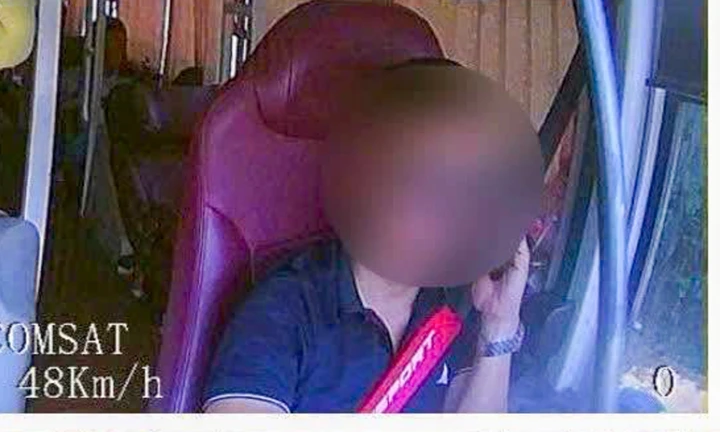 Xử phạt tài xế xe khách vừa lái xe vừa dùng điện thoại Xử phạt tài xế xe khách vừa lái xe vừa dùng điện thoại