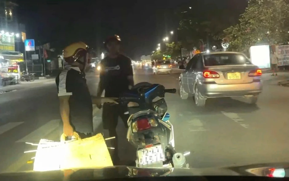 Xử phạt thanh niên chặn đầu xe taxi sau va chạm ở Tây Ninh Xử phạt thanh niên chặn đầu xe taxi sau va chạm ở Tây Ninh
