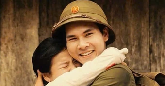Xúc động bức ảnh phục dựng liệt sĩ Huỳnh Văn Quên ôm vợ vào lòng