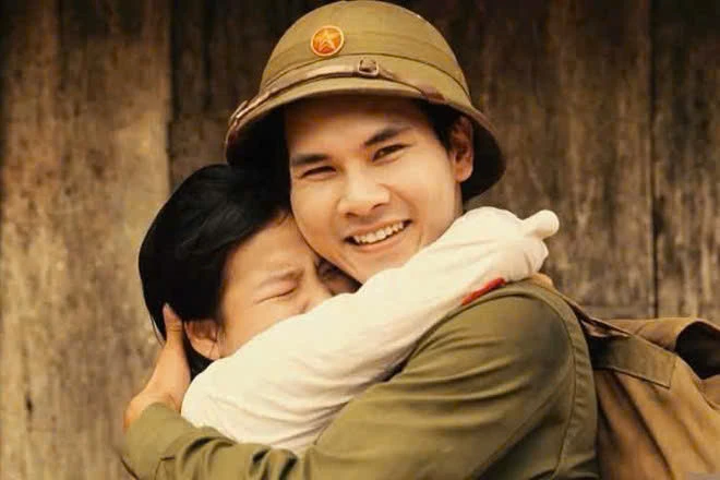 Xúc động bức ảnh phục dựng liệt sĩ Huỳnh Văn Quên ôm vợ vào lòng Xúc động bức ảnh phục dựng liệt sĩ Huỳnh Văn Quên ôm vợ vào lòng