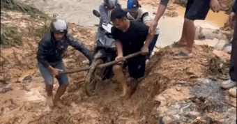 Xúc động cảnh người dân khiêng xe giúp giáo viên vượt suối đến lớp