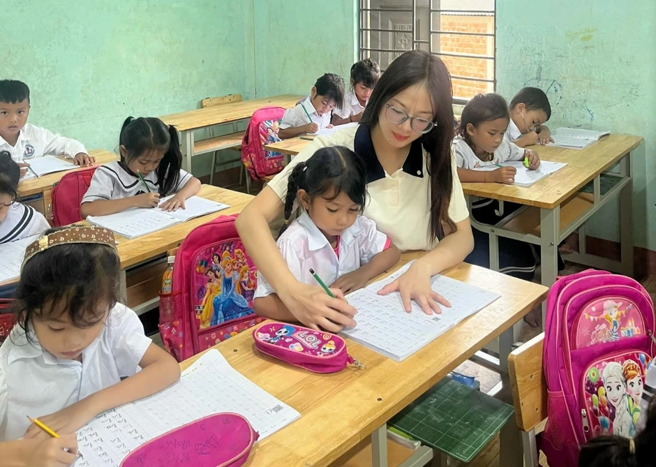 Xúc động cảnh người dân khiêng xe giúp giáo viên vượt suối đến lớp Xúc động cảnh người dân khiêng xe giúp giáo viên vượt suối đến lớp