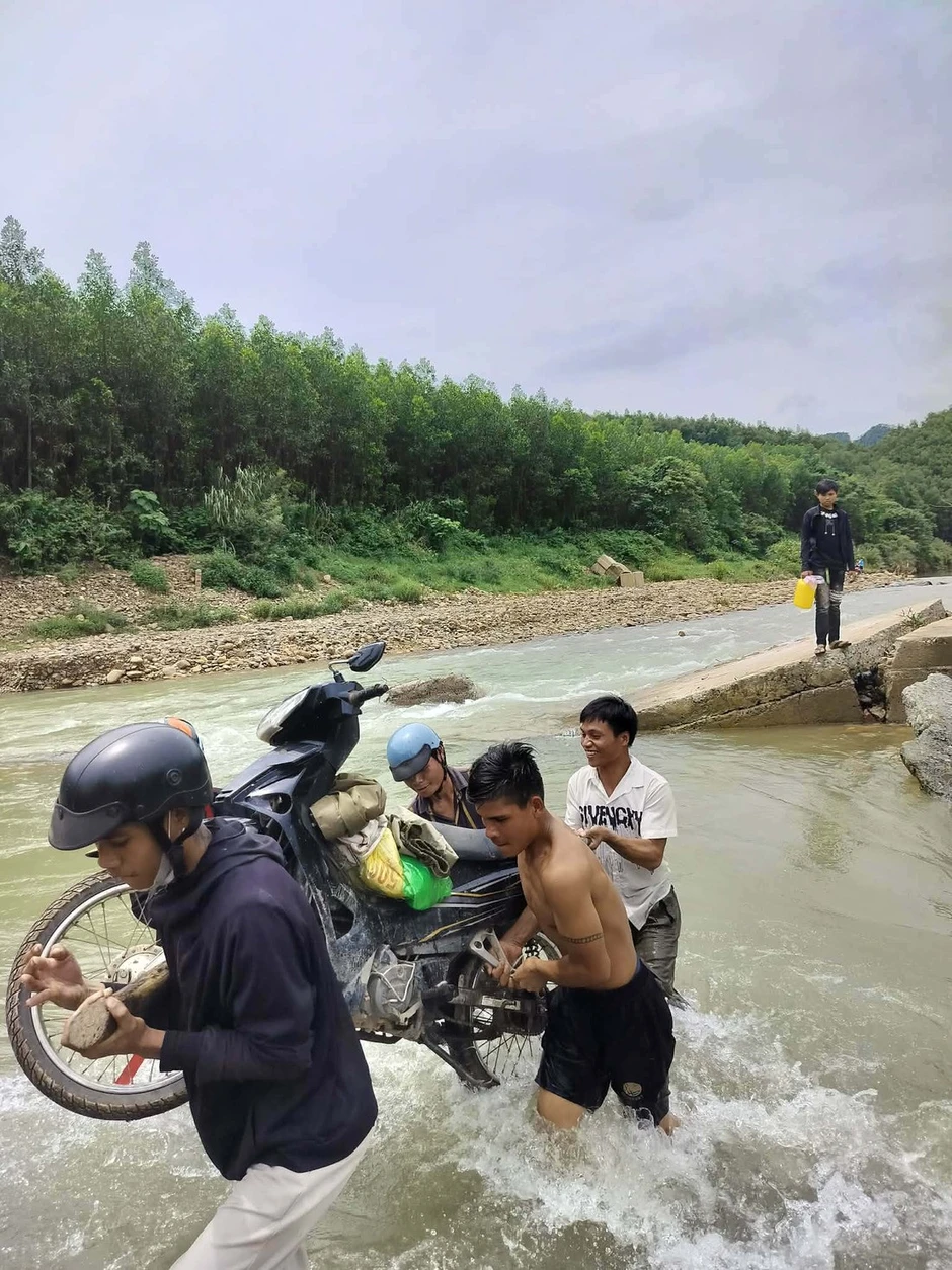 Xúc động cảnh người dân khiêng xe giúp giáo viên vượt suối đến lớp Xúc động cảnh người dân khiêng xe giúp giáo viên vượt suối đến lớp