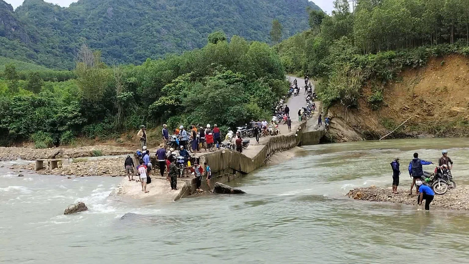 Xúc động cảnh người dân khiêng xe giúp giáo viên vượt suối đến lớp Xúc động cảnh người dân khiêng xe giúp giáo viên vượt suối đến lớp