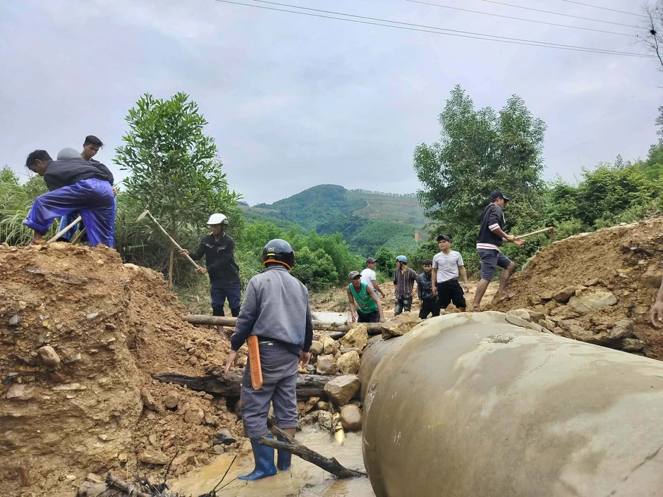 Xúc động cảnh người dân khiêng xe giúp giáo viên vượt suối đến lớp Xúc động cảnh người dân khiêng xe giúp giáo viên vượt suối đến lớp