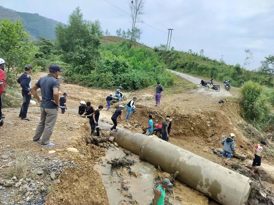 Xúc động cảnh người dân khiêng xe giúp giáo viên vượt suối đến lớp Xúc động cảnh người dân khiêng xe giúp giáo viên vượt suối đến lớp