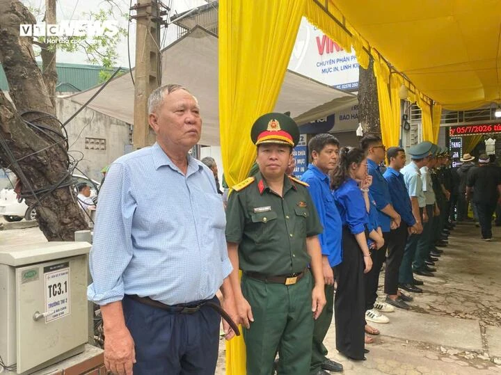 Xúc động phút tiễn đưa nữ anh hùng 42kg vác 2 hòm đạn pháo 98kg bắn máy bay Mỹ