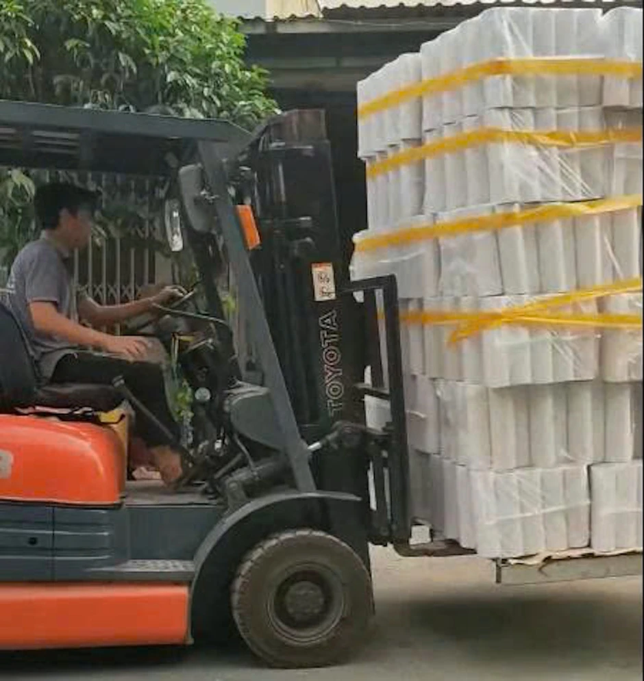 Xưởng giấy cháy ngùn ngụt, công nhân dùng xe nâng di dời tài sản Xưởng giấy cháy ngùn ngụt, công nhân dùng xe nâng di dời tài sản