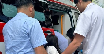 Xuồng va chạm với phao neo trên vịnh Hạ Long, 3 du khách bị thương