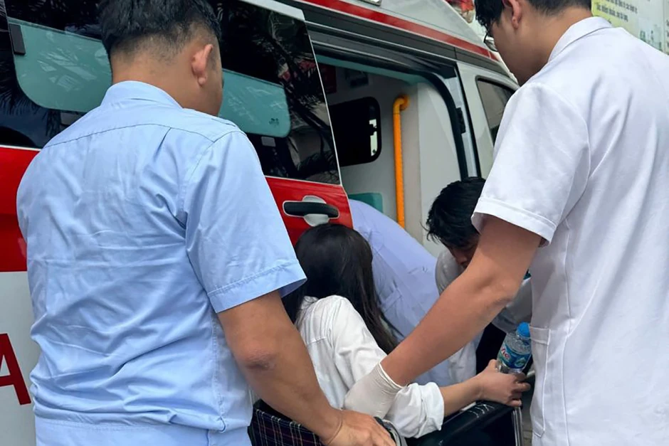 Xuồng va chạm với phao neo trên vịnh Hạ Long, 3 du khách bị thương Xuồng va chạm với phao neo trên vịnh Hạ Long, 3 du khách bị thương