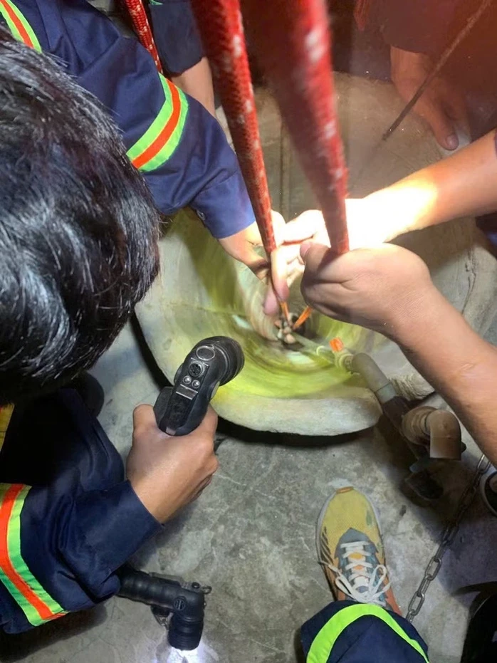Xuyên đêm cứu thiếu nữ rơi xuống giếng sâu ở Gia Lai Xuyên đêm cứu thiếu nữ rơi xuống giếng sâu ở Gia Lai