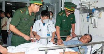 Xuyên đêm tiếp nhận, cấp cứu ngư dân tàu cá gặp nạn trên biển Hải Phòng