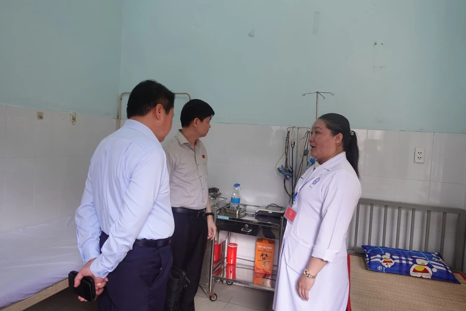 Y tế cơ sở ‘gồng gánh’ nhiều nhiệm vụ sau sắp xếp chính quyền địa phương hai cấp Y tế cơ sở ‘gồng gánh’ nhiều nhiệm vụ sau sắp xếp chính quyền địa phương hai cấp