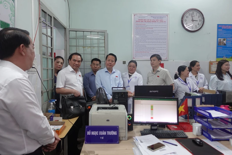 Y tế cơ sở ‘gồng gánh’ nhiều nhiệm vụ sau sắp xếp chính quyền địa phương hai cấp Y tế cơ sở ‘gồng gánh’ nhiều nhiệm vụ sau sắp xếp chính quyền địa phương hai cấp